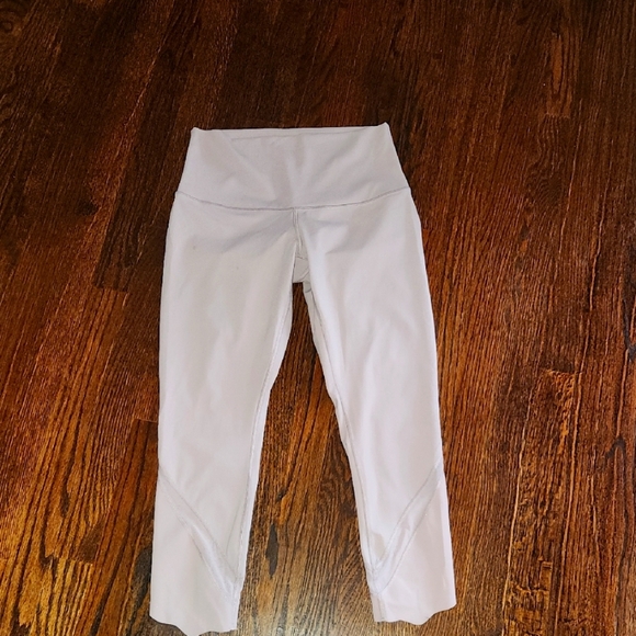 Lululemon Scallop Crop Lilliac Size 8 - Picture 1 of 7